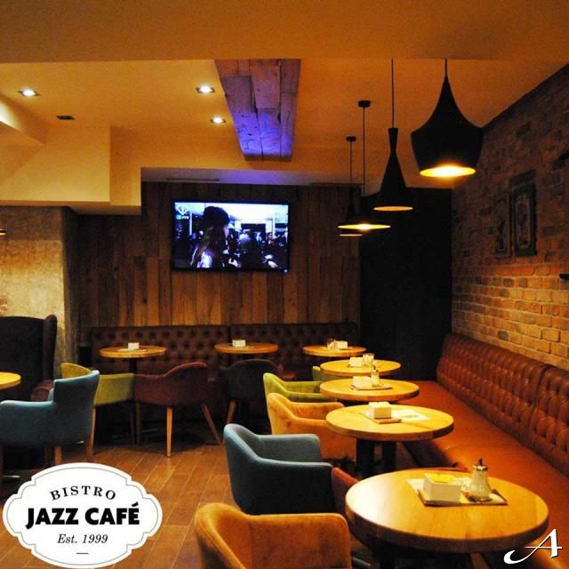Bistro Jazz Caffe - prazne stolice i stolovi