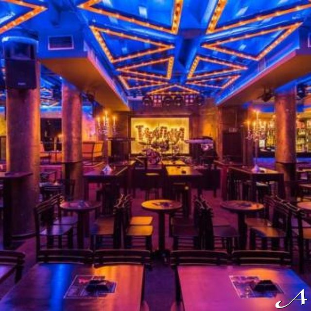 Klub kafana Tarapana - prazan enterijer sa stolovima