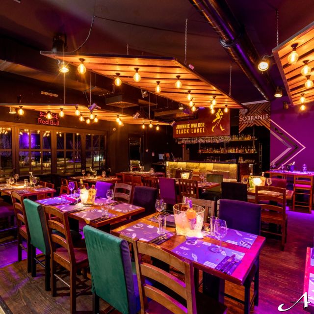 Klub restoran Baraka - prazne stolice i stolovi