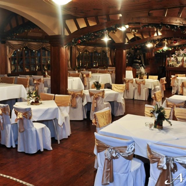 Doček Nove godine - dekorisane stolice i stolovi