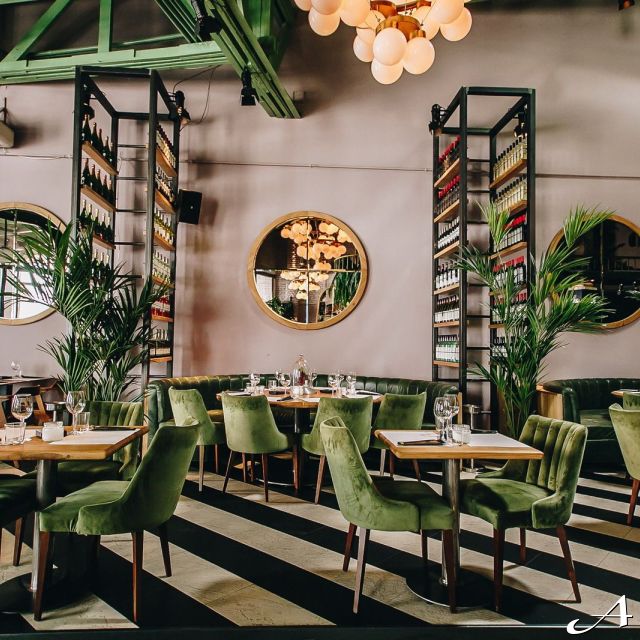 Gastro bar - enterijer sa stolovima