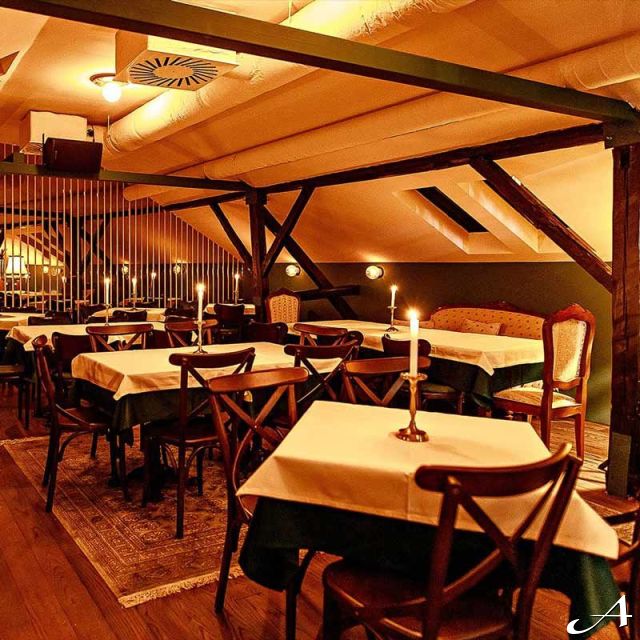 Restoran Zlatni bokal - prazne stolove sa svećom
