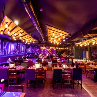 Klub restoran Baraka - prazne stolice i stolovi