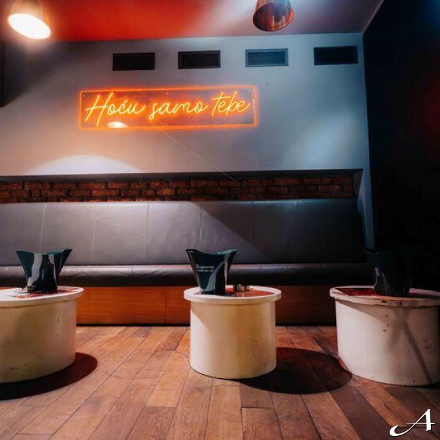 Kafana Druga Kuća - enterijer sa sofom