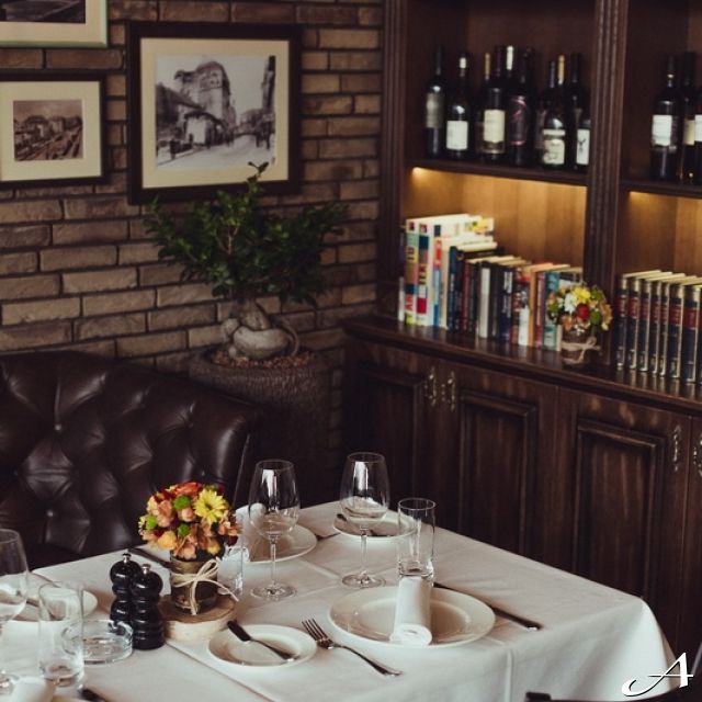 Restoran Grafičar - sto sa čašama