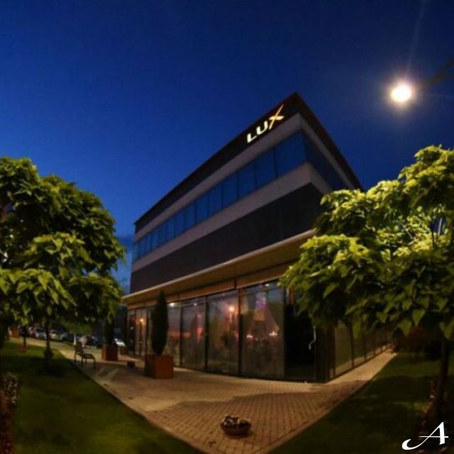 New Lux Events Center - spoljasnji pogled nocu