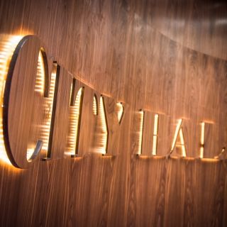 Restoran City Hall - osvetljeni natpis na zidu