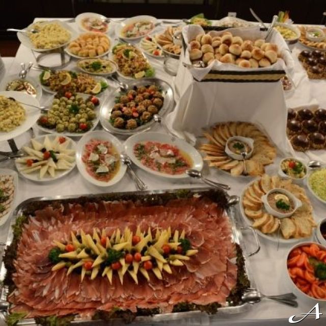 Novogodišnji doček - bogat sto sa hranom