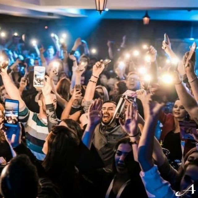 Gold klub - ljudi slave i drže telefone