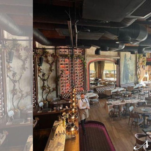 Nacionalni restoran - prazne stolice i stolovi