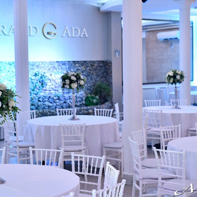 Restoran Grand Ada - prazni stolovi i cveće