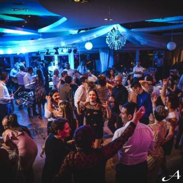 Restoran Zlatnik Hall - ljudi na plesu
