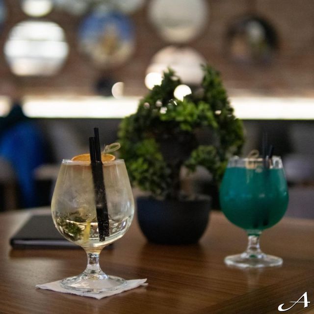 Premium club Luxura - kokteli na stolu