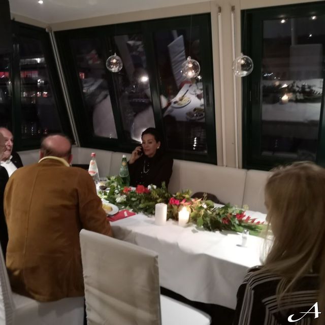 Srpska Nova godina - ljudi za stolom