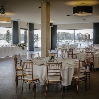 Easy Event Centar - prazne stolice i stolovi