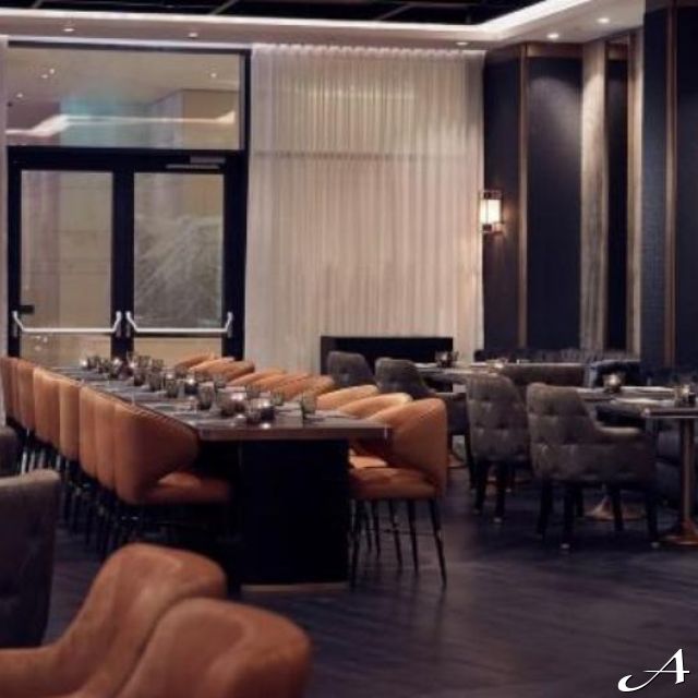 Restoran Sky Lounge - prazne stolice i stolovi