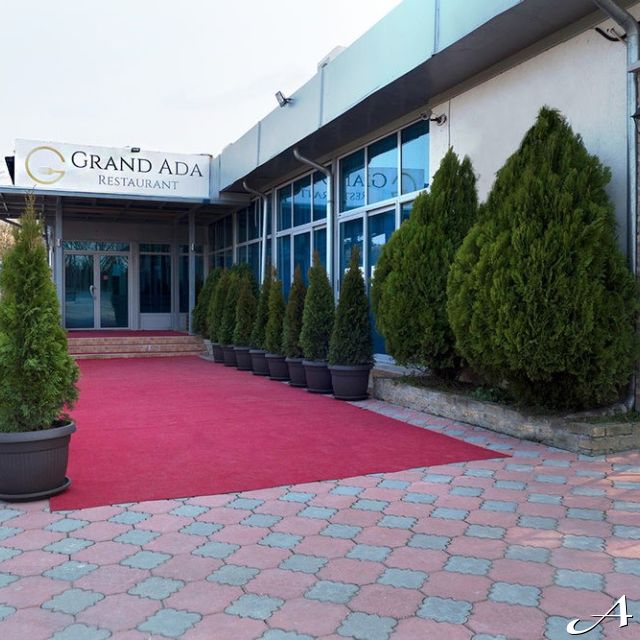 Restoran Grand Ada - ulaz sa crvenim tepihom
