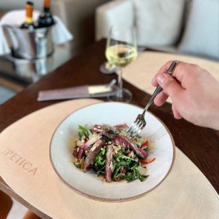 Restoran Dolly Bell Petica - osoba jede salatu