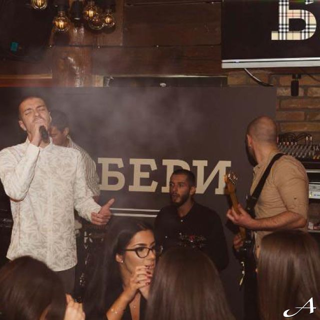 Kafana Barberi - pevač na bini