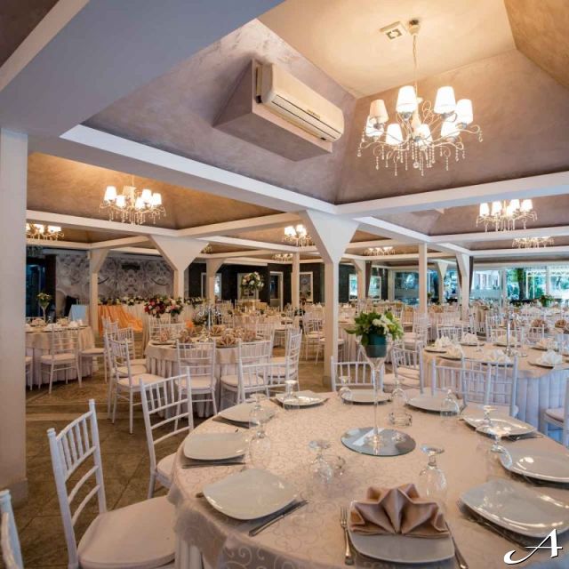 Restoran Princ - prazni stolovi i stolice