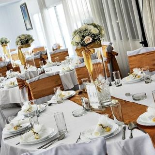 Doček Nove godine - elegantno dekorisani stolovi