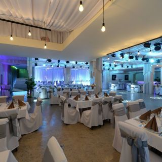 Doček Nove godine - prazni stolovi u restoranu