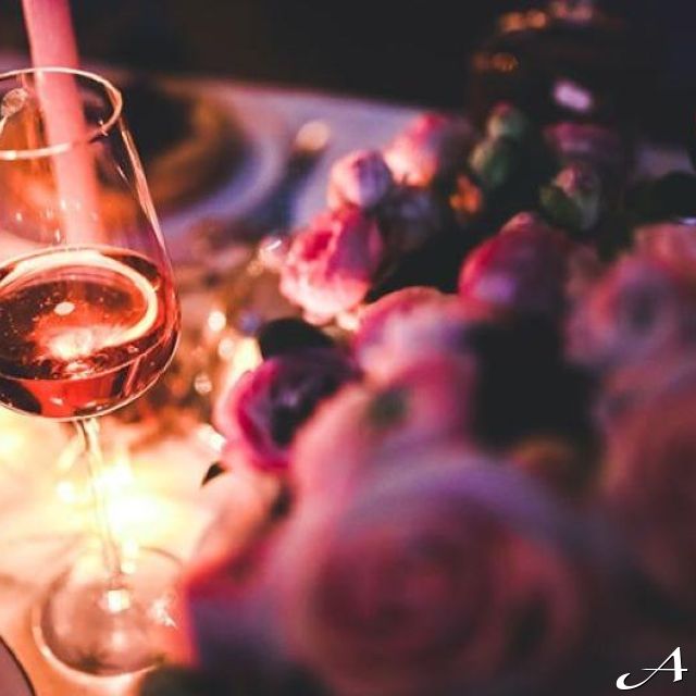 Doček Nove godine - čaša vina i cveće