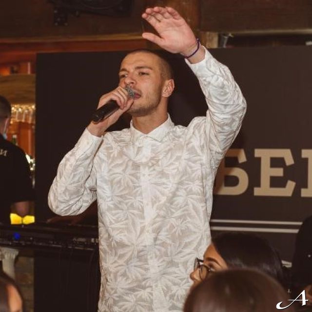 Kafana Barberi - pevač na sceni