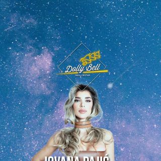 Dolly Bell Sava centar - žena ispred neba