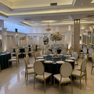 Doček Nove godine - elegantno uređene stolove