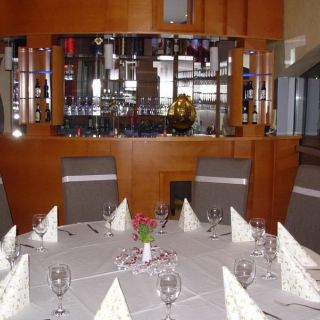 Splav restoran Sirena - sto sa čašama