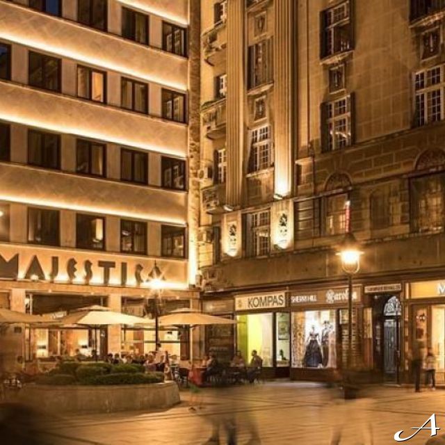 Hotel Majestic - osvetljena fasada noću