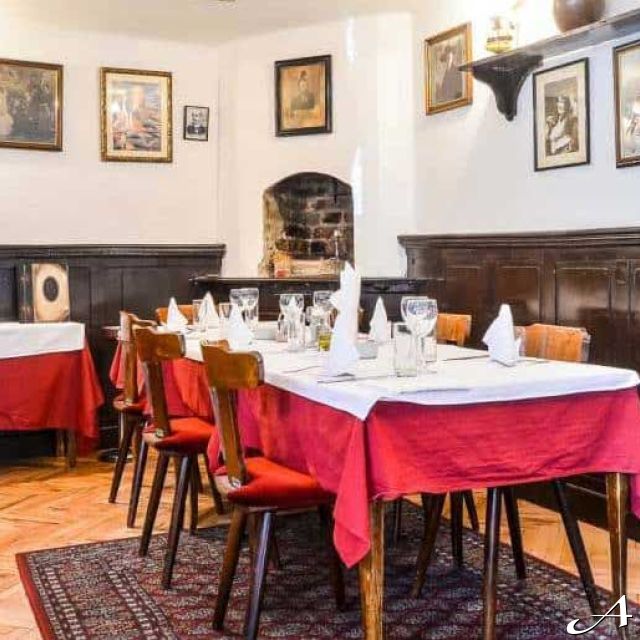 Doček Nove godine - prazne stolice i stolovi
