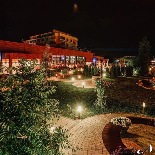 Hotel Garden Hill - osvetljeni vrt noću