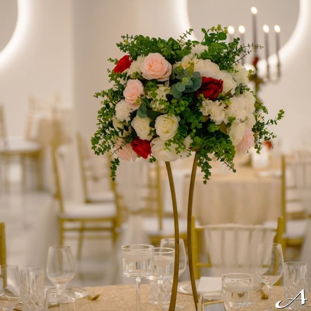 Faena Event Hall - sto sa cvetnim aranžmanom