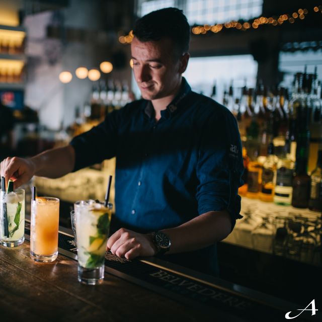 Ambar restoran - barmen pravi koktele