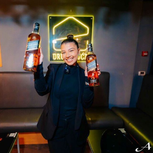 Kafana Druga Kuća - konobar drži flaše