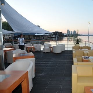 Splav restoran Sirena - prazan prostor za sedenje