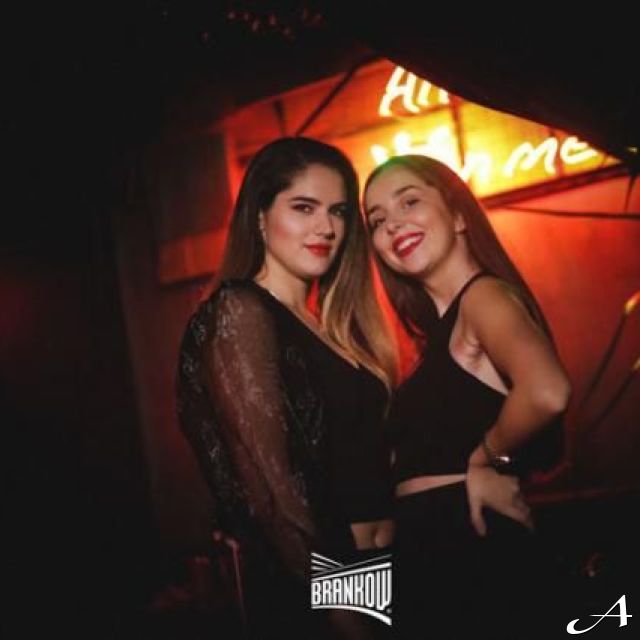 Klub Brankow - dve devojke poziraju