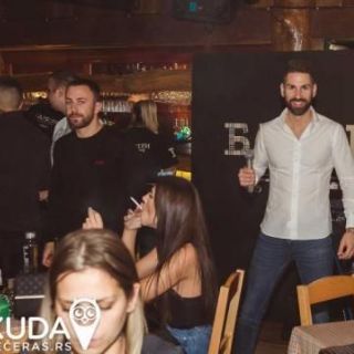 Kafana Barberi - ljudi pevaju i druže se
