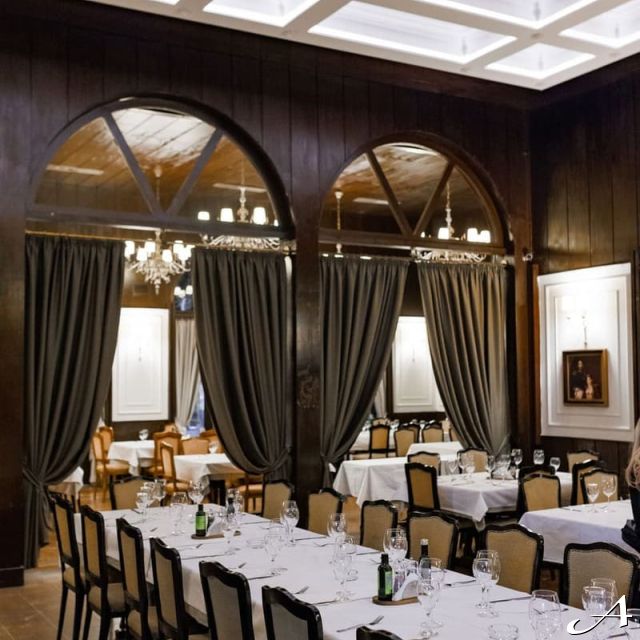 Restoran Milošev Konak - prazni stolovi