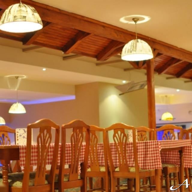 Restoran Zlatnik Etno - prazni stolovi