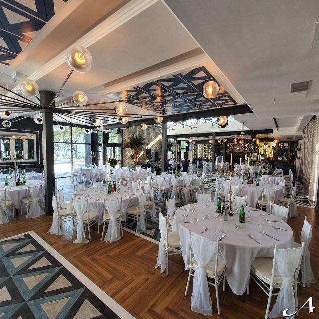 Restoran Gardoš - prazni stolovi i stolice