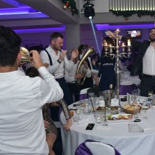 Restoran Jezero - gosti slave i pevaju