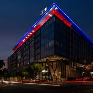 Hilton hotel - osvetljena zgrada noću
