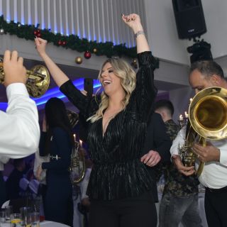 Restoran Jezero - ljudi igraju i sviraju