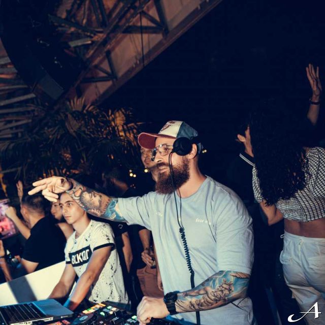 Doček Srpske Nove godine - DJ pušta muziku