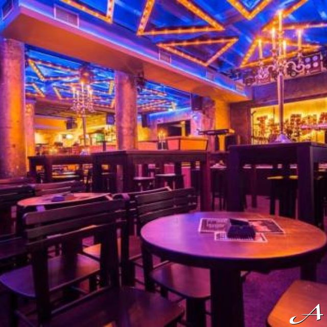 Klub kafana Tarapana - enterijer sa stolovima