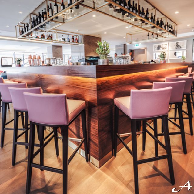 Hotel Courtyard Marriott - bar sa stolicama