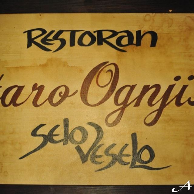 Restoran Staro ognjište - natpis na drvetu